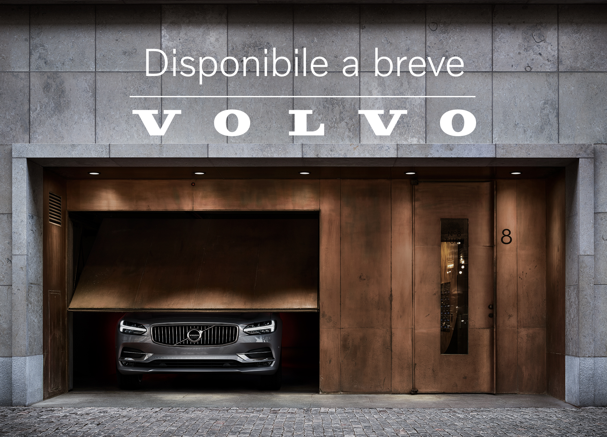 Volvo  2.4 D4 Momentum R-Design AWD